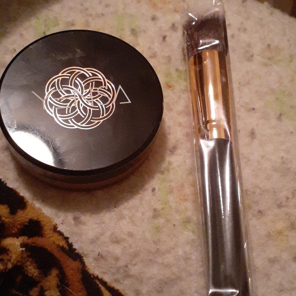 Yensa color + face silk bronzing base (brand new)